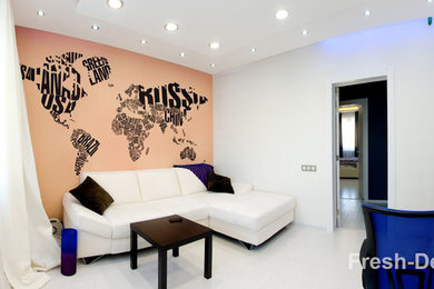 Стильный дизайн: изолированная гостиная комната среднего размера в современном стиле с музыкальной комнатой, белыми стенами, пробковым полом, отдельно стоящим телевизором и белым полом - последний тренд