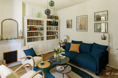 Exemple d'un petit salon chic fermé avec une bibliothèque ou un coin lecture, un mur blanc, un sol en bois brun, une cheminée standard, un manteau de cheminée en plâtre et un sol marron.