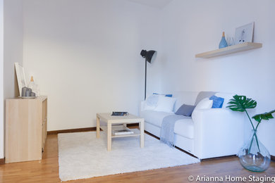 Foto di un grande soggiorno nordico con pareti bianche e pavimento in legno massello medio
