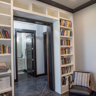 他の地域の中サイズのモダンスタイルのおしゃれな書斎 (グレーの壁、コンクリートの床、造り付け机、黒い床、暖炉なし) の写真