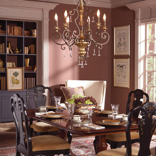 Klassisches Esszimmer mit dunklem Holzboden und rosa Wandfarbe in Sonstige