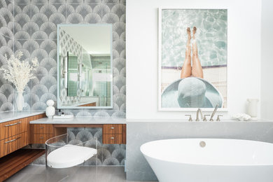 Esempio di una stanza da bagno padronale con ante marroni, mobile bagno sospeso, due lavabi, vasca freestanding, piastrelle grigie, pavimento grigio, porta doccia a battente e top grigio