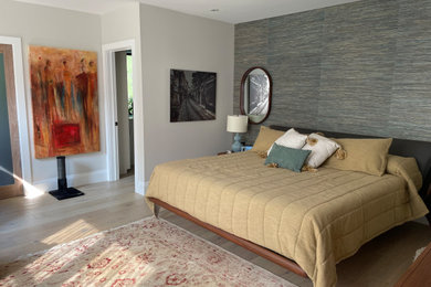 モントリオールにあるトランジショナルスタイルのおしゃれな寝室 (淡色無垢フローリング、壁紙) のインテリア