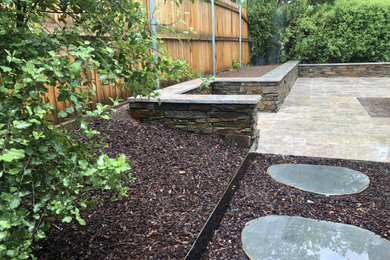 Design ideas for a modern full sun xeriscape in Canberra - Queanbeyan with a retaining wall.