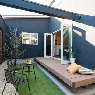 他の地域のコンテンポラリースタイルのおしゃれな中庭のテラス (日よけなし) の写真