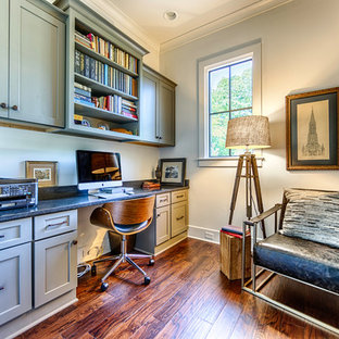 Inspiration för små rustika hemmabibliotek, med vita väggar, mellanmörkt trägolv och ett inbyggt skrivbord