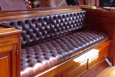 Banquette à capitons en cuir pour un vieux gréement