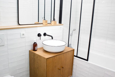 リヨンにあるミッドセンチュリースタイルのおしゃれな浴室の写真
