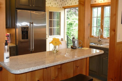 Kitchen - traditional kitchen idea in New York