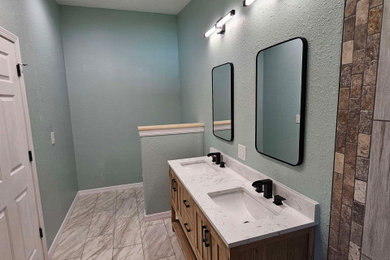 Example of a trendy bathroom design in Orlando
