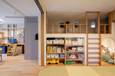 他の地域にあるお手頃価格の中くらいな北欧スタイルのおしゃれな子供部屋 (グレーの壁、淡色無垢フローリング、ベージュの床、塗装板張りの天井、壁紙、白い天井、ロフトベッド) の写真