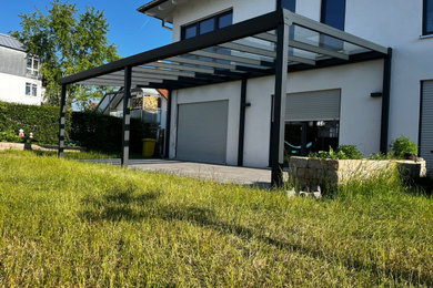 Große, Überdachte Moderne Terrasse neben dem Haus, im Erdgeschoss mit Stahlgeländer in Frankfurt am Main