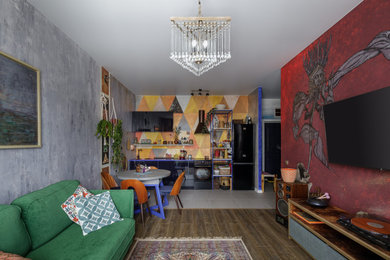 Источник вдохновения для домашнего уюта: большая парадная, открытая гостиная комната в восточном стиле с разноцветными стенами и телевизором на стене без камина