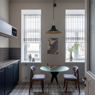 Klassische Wohnküche mit weißer Wandfarbe und buntem Boden in Moskau