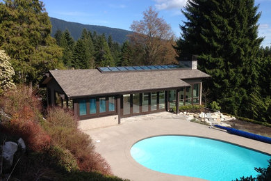 Example of a trendy backyard pool design in Vancouver