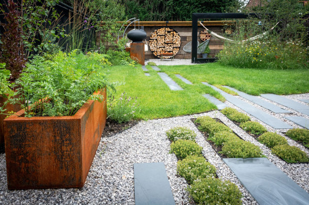 Modern Garden by Robert Hughes Studio Ltd