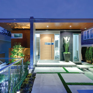 バンクーバーの回転式ドアコンテンポラリースタイルのおしゃれな玄関 (木目調のドア) の写真