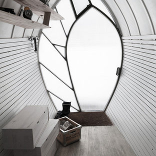 Idéer för små eklektiska ingångspartier, med vita väggar, en enkeldörr, glasdörr och mellanmörkt trägolv