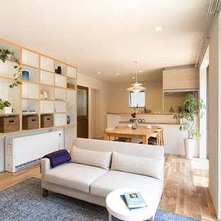 名古屋のコンテンポラリースタイルのLDKの画像 (白い壁、淡色無垢フローリング、ベージュの床)