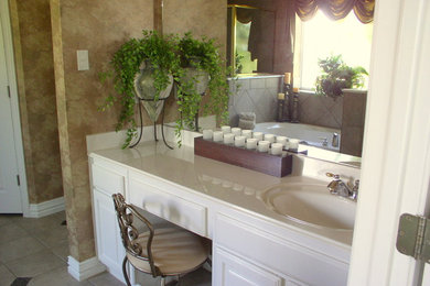 Example of a transitional bathroom design in Dallas