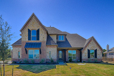 Elegant exterior home photo in Dallas