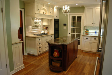 Kitchen - traditional kitchen idea in Los Angeles