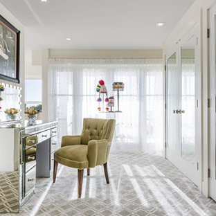 Exemple d'un grand dressing room chic pour une femme avec moquette et un plafond à caissons.