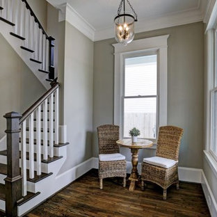 Diseño de escalera en U, de estilo americano, de tamaño medio, con escalones de madera, contrahuellas de madera pintada y barandilla de madera