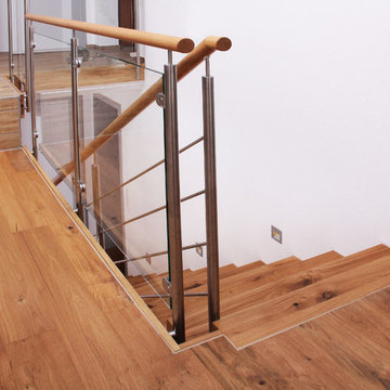 Blick auf die moderne Treppe vom oberen Stockwerk aus