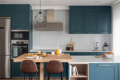 Una cocina azul llena de encanto y carácter