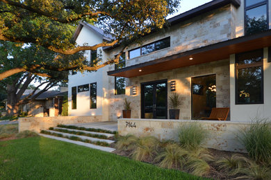 Large modern front yard verandah in Dallas with concrete slab and an awning.