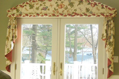 Inspiration for a timeless living room remodel in New York with green walls