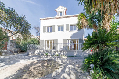 マルセイユにあるトランジショナルスタイルのおしゃれな家の外観の写真