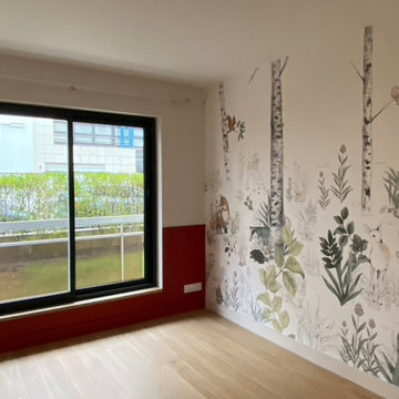 Transformation d'un rez de jardin sombre en appartement familial coloré