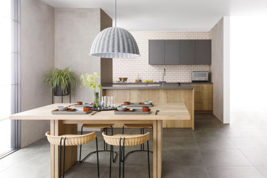 Idee per una cucina ad ambiente unico moderna con lavello sottopiano, ante a filo, ante in legno chiaro, top in laminato, paraspruzzi bianco, nessuna isola, pavimento grigio e top grigio