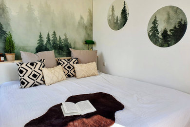 Kleines Skandinavisches Hauptschlafzimmer mit grüner Wandfarbe, hellem Holzboden und Tapetenwänden in Sonstige