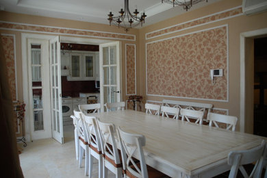 Пример оригинального дизайна: большая кухня-столовая в стиле фьюжн с бежевыми стенами и полом из керамогранита
