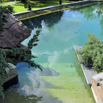 Gartenanlage mit großem Schwimmteich
