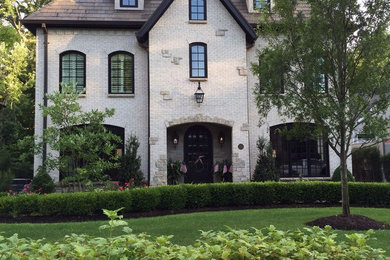 Example of a classic exterior home design in St Louis