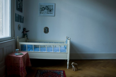 Babyzimmer mit antiken Bett in sahneweiß
