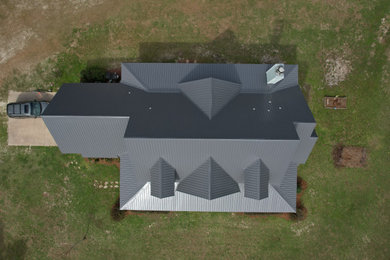 Imagen de fachada de casa gris campestre de tamaño medio de dos plantas