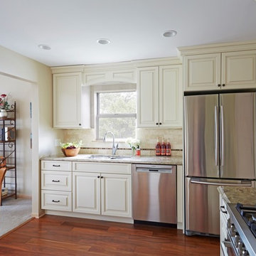 Traditional Condo Kitchen in Schaumburg, IL