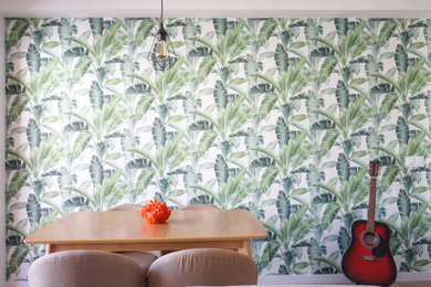 マラガにあるお手頃価格の広いコンテンポラリースタイルのおしゃれなダイニングキッチン (マルチカラーの壁、ラミネートの床、茶色い床) の写真