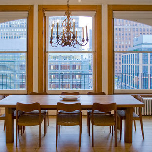 На фото: гостиная-столовая в стиле лофт с светлым паркетным полом с