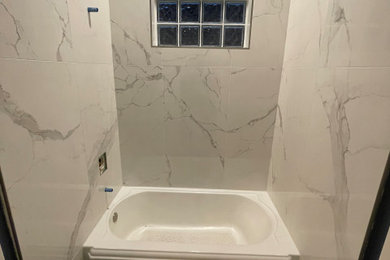 Ejemplo de cuarto de baño infantil actual de tamaño medio con bañera empotrada, baldosas y/o azulejos blancos y baldosas y/o azulejos de porcelana