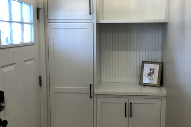 Example of a transitional entryway design in Boston