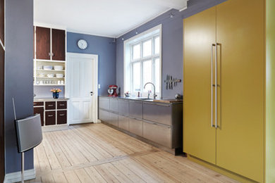 This is an example of a midcentury kitchen in Esbjerg.