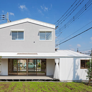 東京23区の北欧スタイルのおしゃれな家の外観 (メタルサイディング、切妻屋根、戸建、金属屋根) の写真