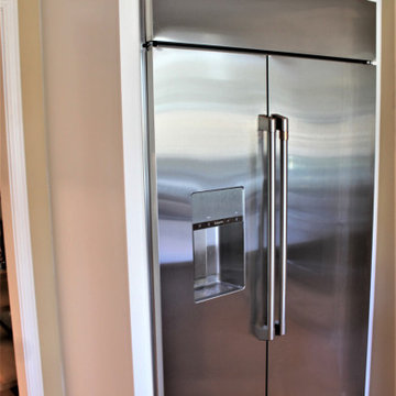 Starmark Kitchen in Maple Bridgeport Dove & Oregano w/ Chocolate Glaze