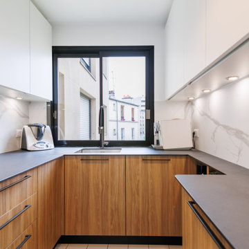 Éclat Contemporain : Cuisine Bois et Blanc avec Garde-Manger Ouvert